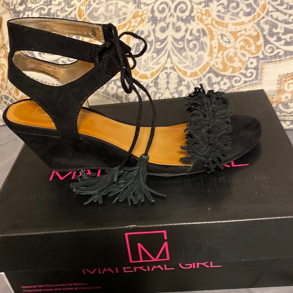 Material Girl tassel wedge sandal Blk